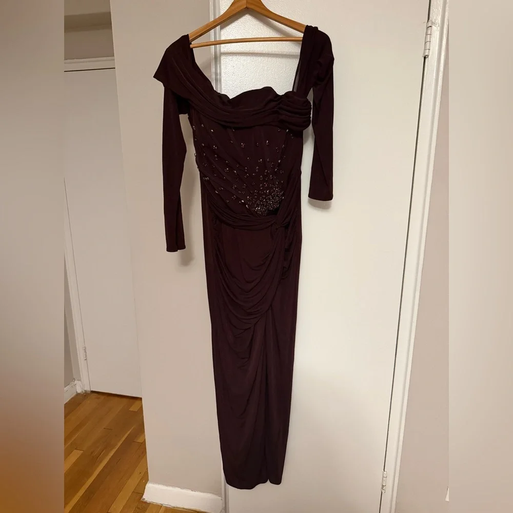 Elegant Burgundy Evening Gown - Picture 3 of 6